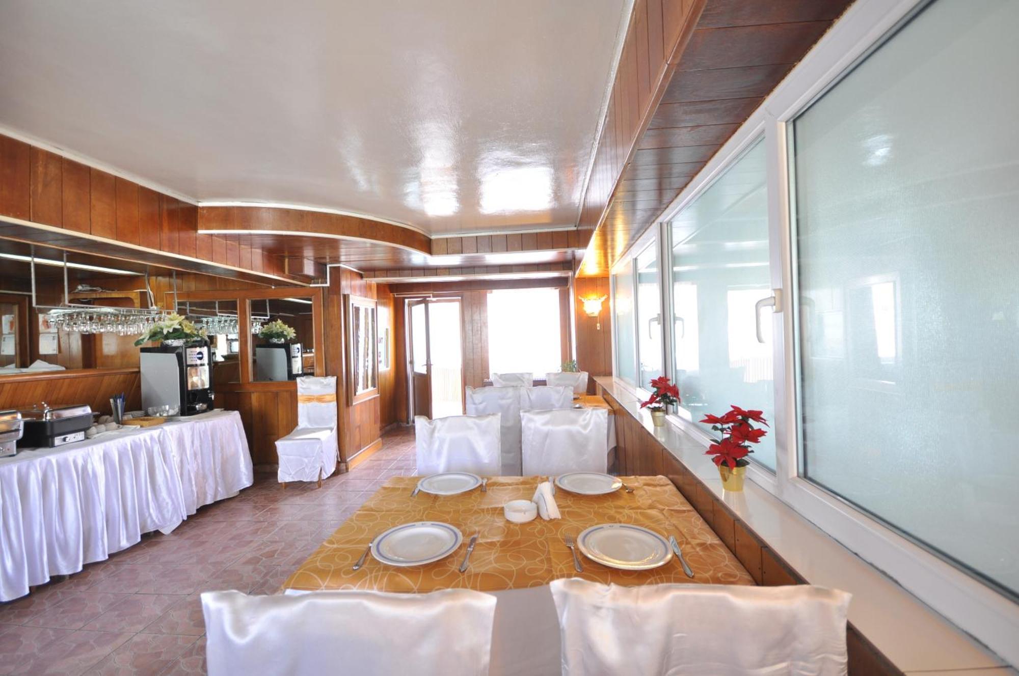 Hotel Dobrogea Констанца Ресторант снимка